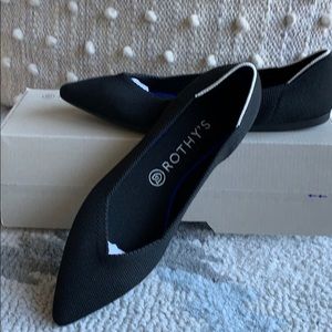 BRAND NEW (never worn!) Rothy’s “The Point” in ⚫️